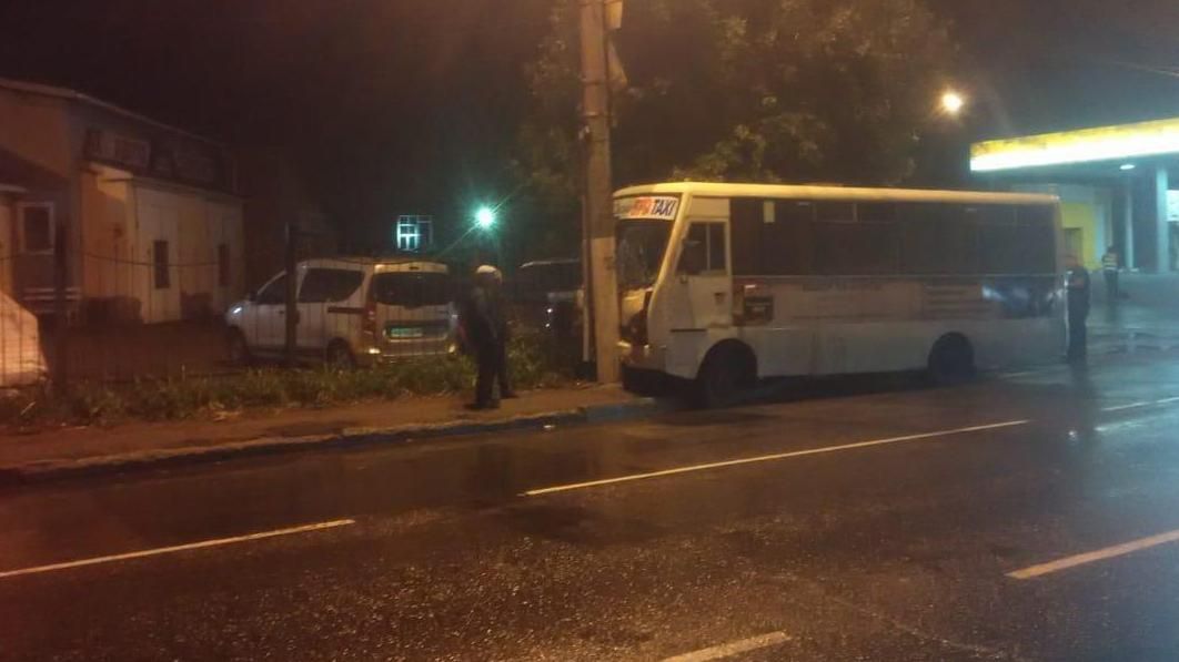 Автобус з пасажирами влетів у електроопору в Одесі: багато потерпілих 