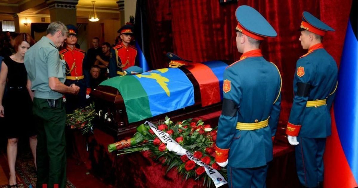 Вбивство Захарченка: з'явилися фото могили ватажка бойовиків, яку оточила озброєна охорона