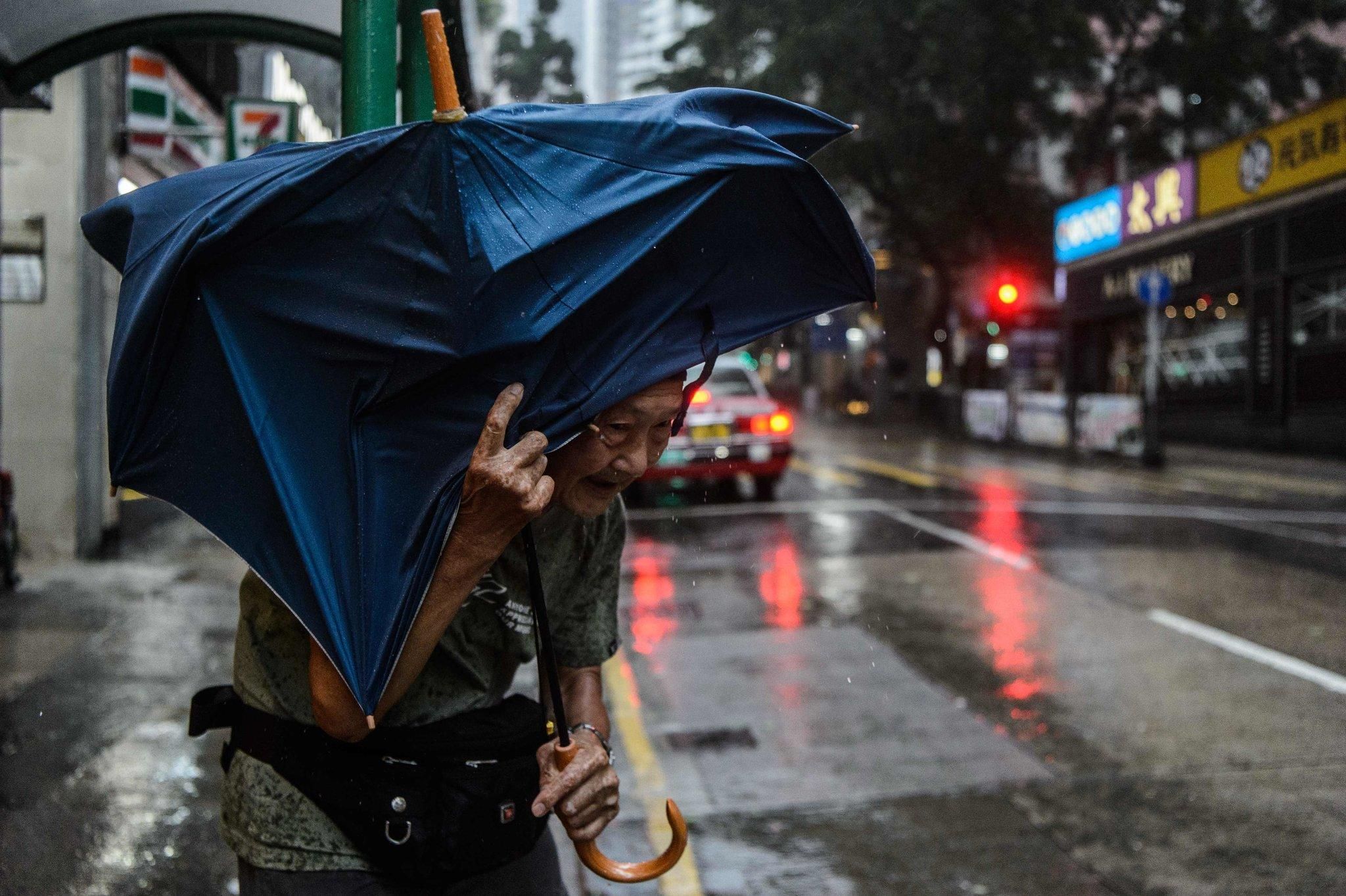 Нищівний тайфун "Мангхут" дійшов до Китаю: евакуйовані вже півмільйона людей