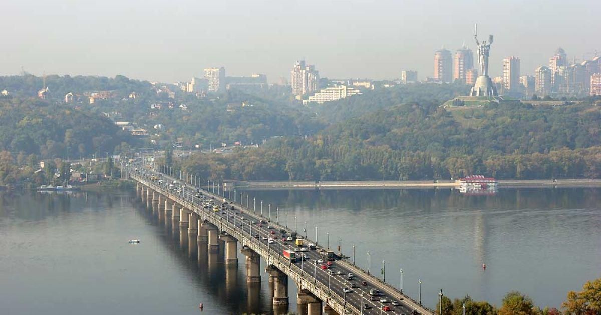 В Киеве мост Патона превратился в водопад: курьезное видео