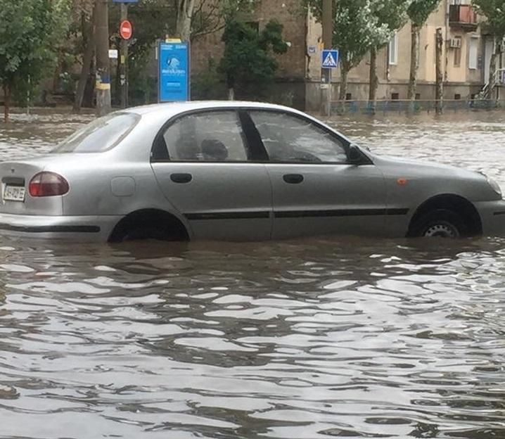 Негода затопила популярний український курорт: вражаючі фото та відео