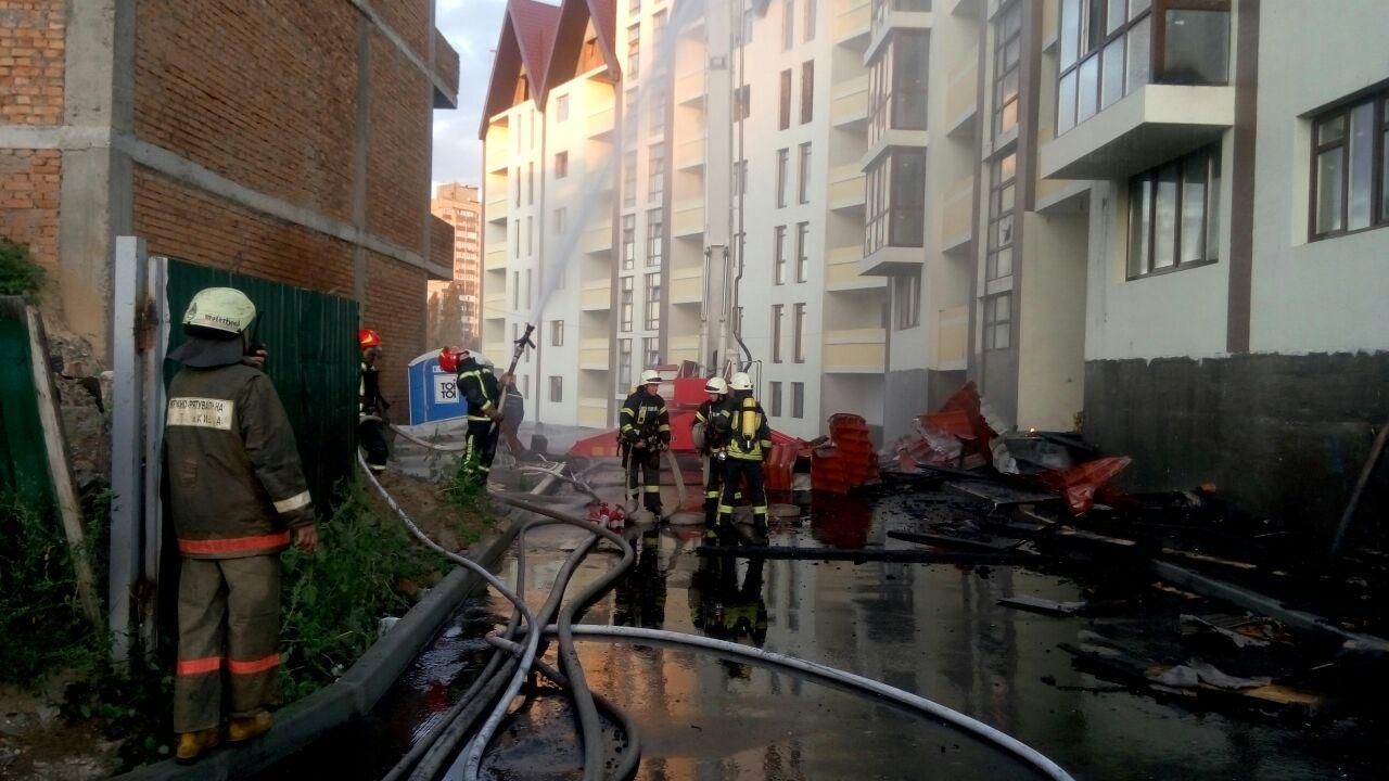 В Киеве развернулся пожар на площади 800 квадратных метров В Киеве развернулся пожар на площади 800 квадратных метров