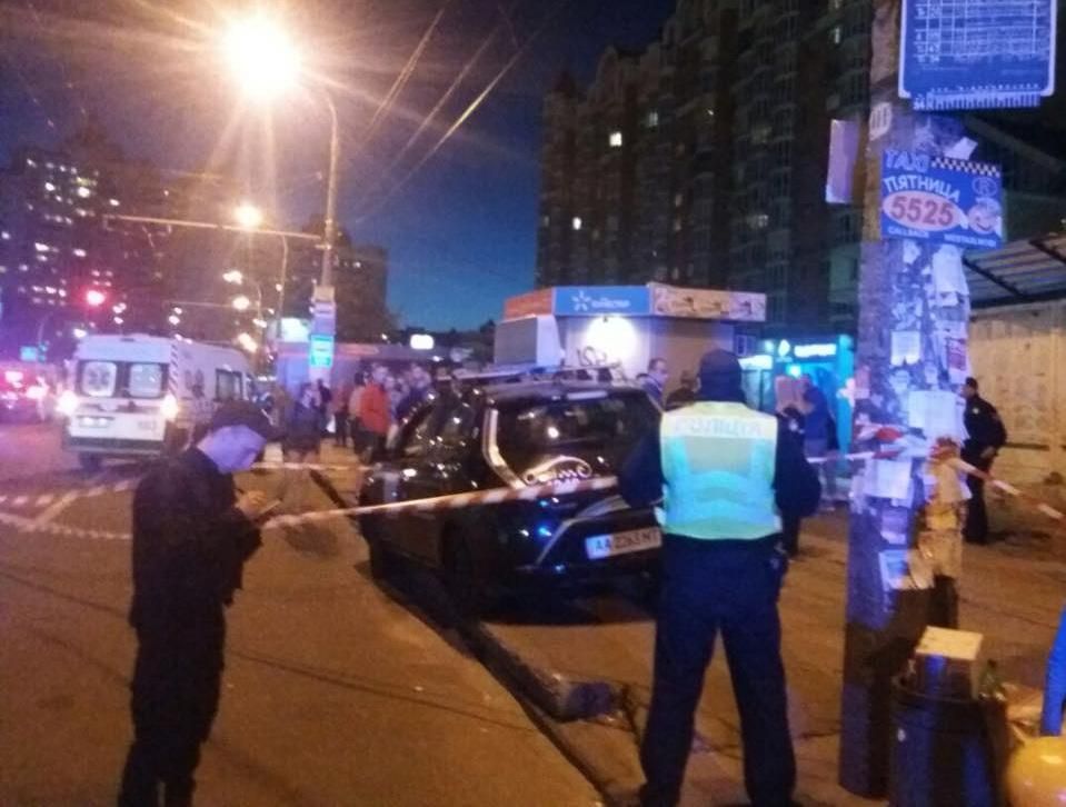 У Києві водій таксі протаранив зупинку: є постраждалі У Києві водій таксі протаранив зупинку: є постраждалі