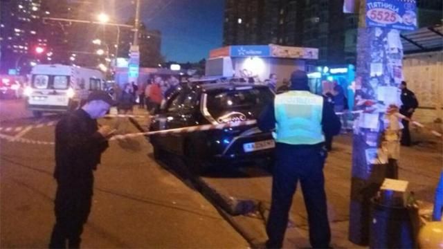 В Киеве водитель такси протаранил остановку: есть пострадавшие