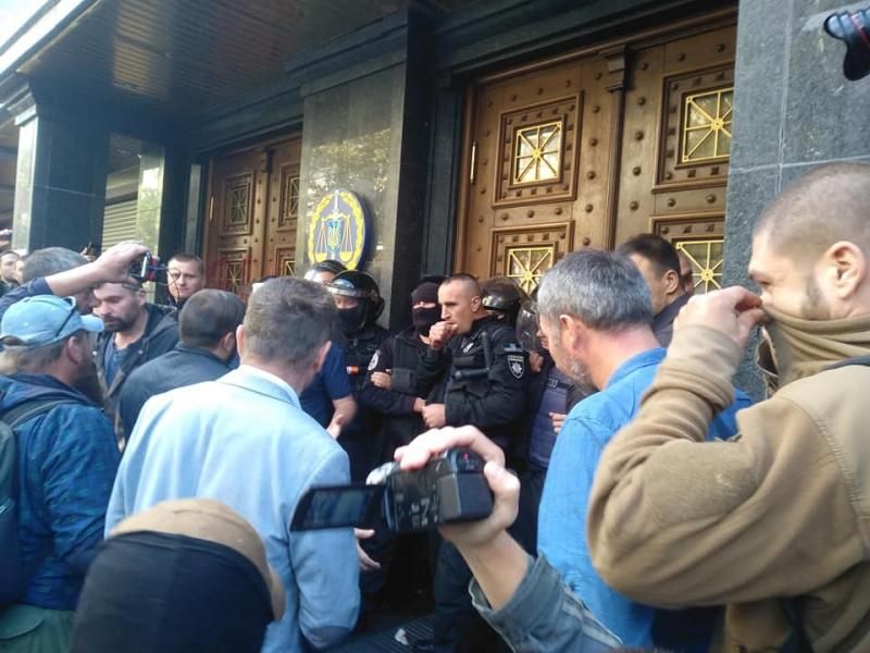 Под зданием ГПУ проходит пикет: произошли столкновения Под зданием ГПУ проходит пикет: произошли столкновения