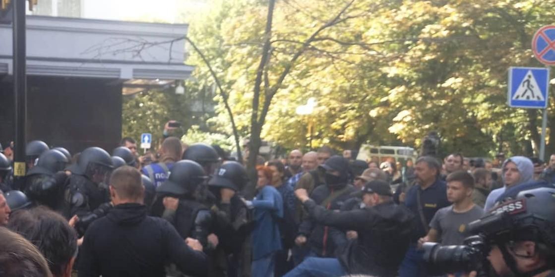 Сутички під Генпрокуратурою: відомо, чому віддали Росії добровольця АТО Сутички під Генпрокуратурою: відомо, чому віддали Росії добровольця АТО