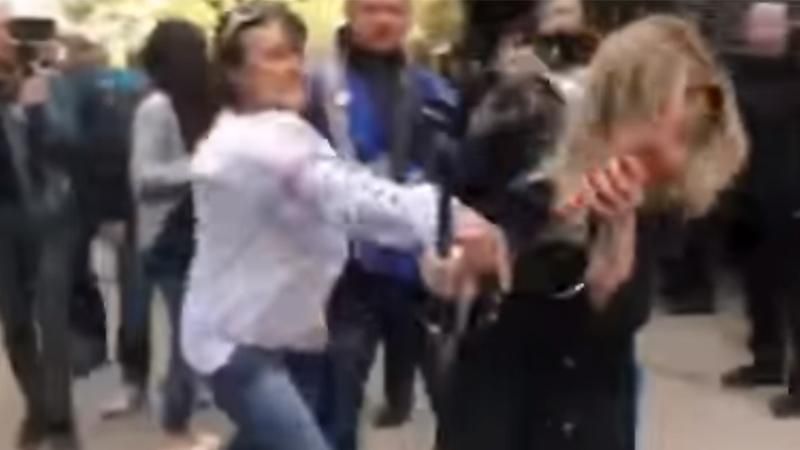 Під час штурму Генпрокуратури вдарили журналістку Під час штурму Генпрокуратури вдарили журналістку