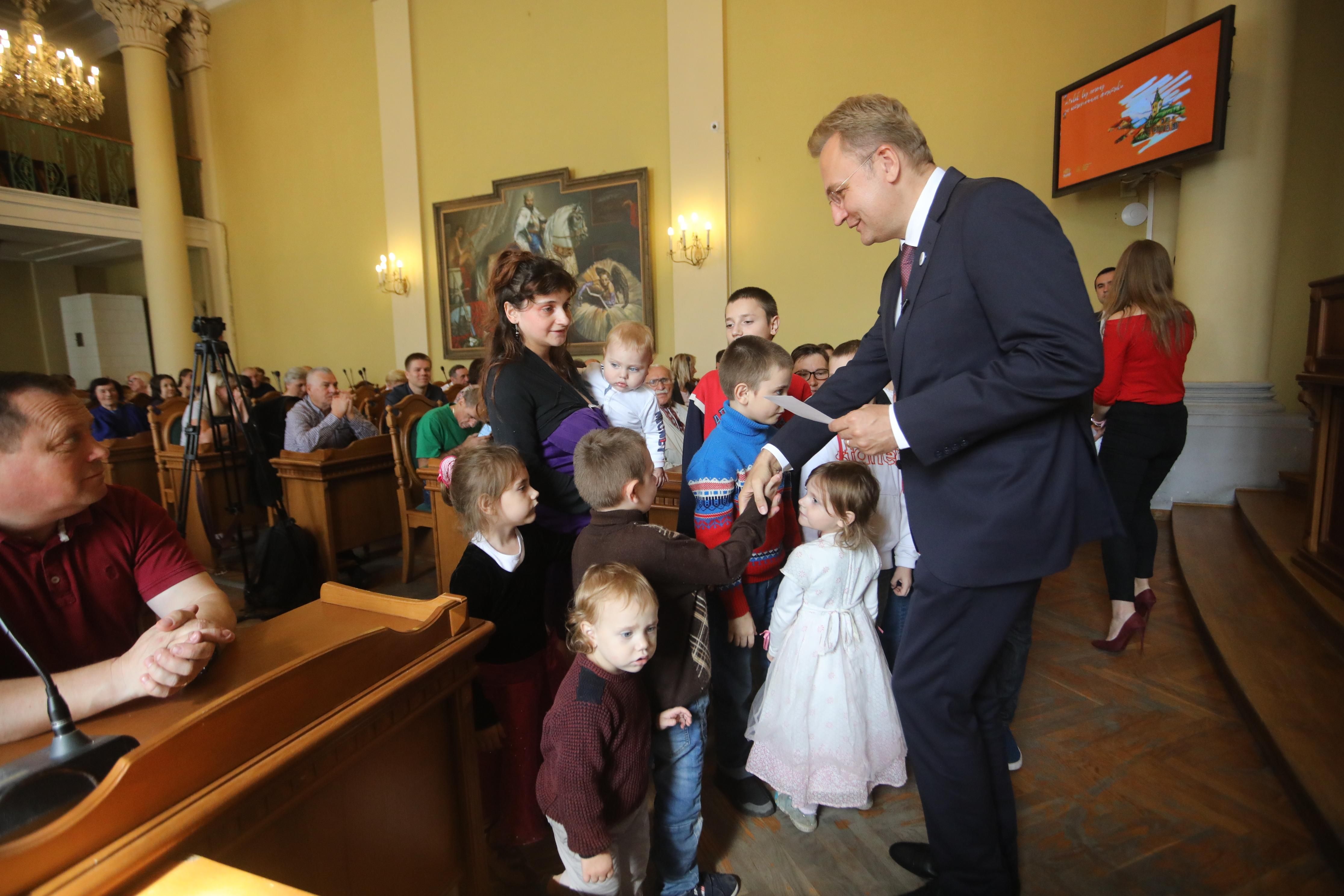 Во Львове 45 семей получили ордера на бесплатные квартиры Во Львове 45 семей получили ордера на бесплатные квартиры