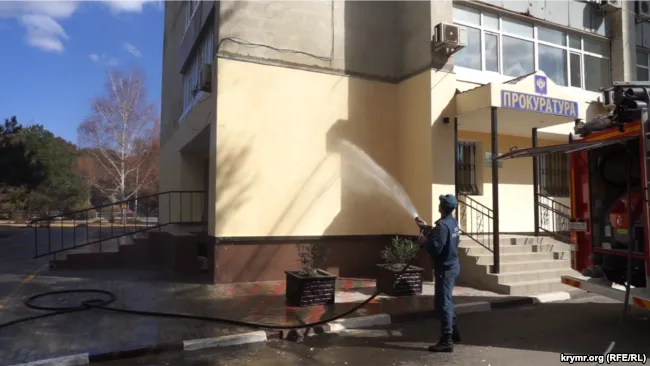 Как в Армянске пытаются убрать последствия химических выбросов Как в Армянске пытаются убрать последствия химических выбросов