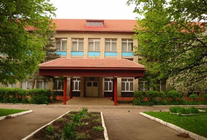 Из львовской школы эвакуировали более 400 детей из-за резкого запаха газа