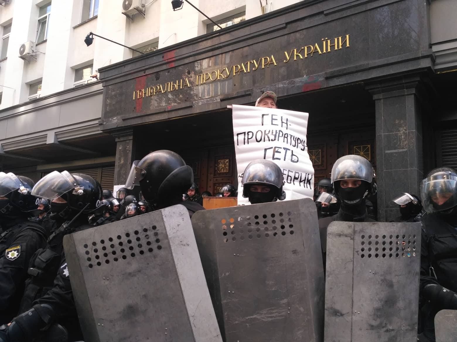 Полицейский брызнул газом себе в лицо и стал "героем" соцсетей Полицейский брызнул газом себе в лицо и стал "героем" соцсетей