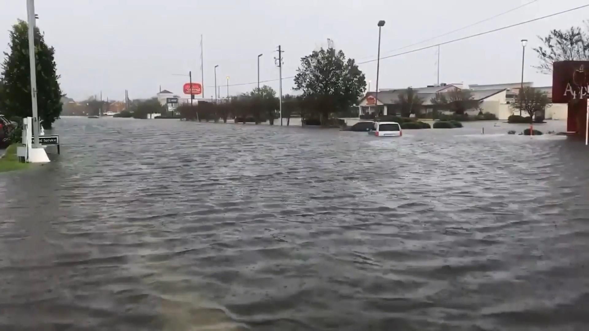 Ураган "Флоренс" уже унес жизни 18 человек: впечатляющие фото стихийного бедствия Ураган "Флоренс" уже унес жизни 18 человек: впечатляющие фото стихийного бедствия