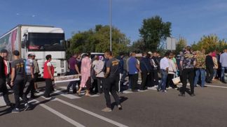 На Черкащині люди перекрили дорогу, вимагаючи її ремонту: відео