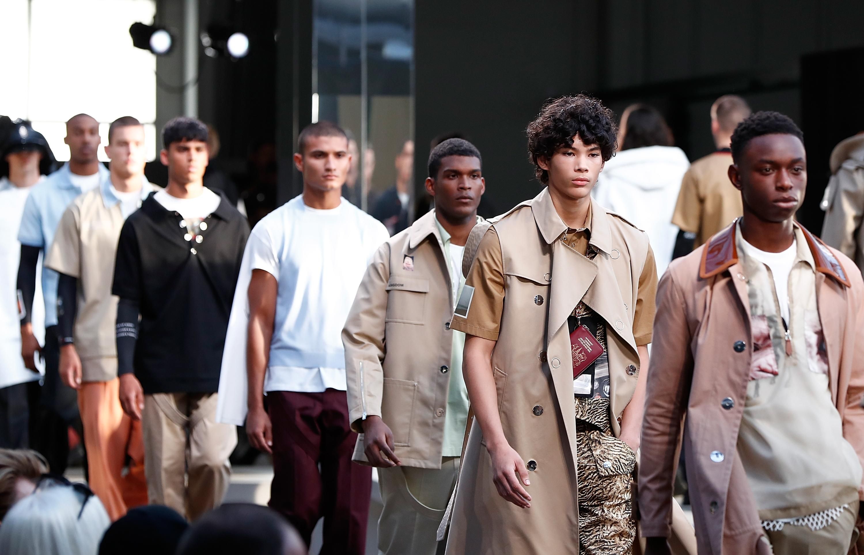 Мама дизайнера Burberry розплакалася після показу: зворушливе фото