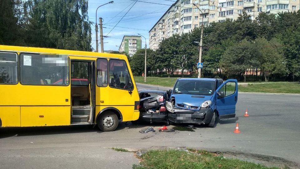 Маршрутка стала учасницею потрійної ДТП у Тернополі