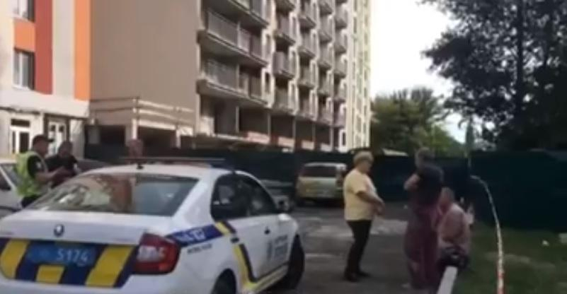 Ужасная смерть: в Киеве железная конструкция упала с 21 этажа и убила женщину