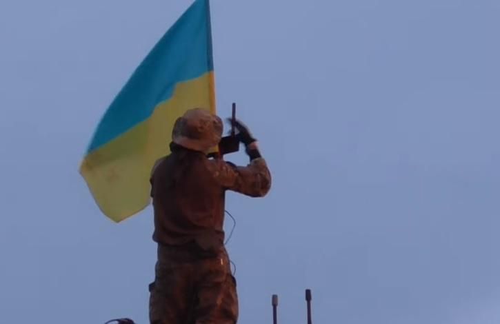 Разведчики установили украинский флаг "перед носом у террористов": появилось щемящее видео Разведчики установили украинский флаг "перед носом у террористов": появилось щемящее видео