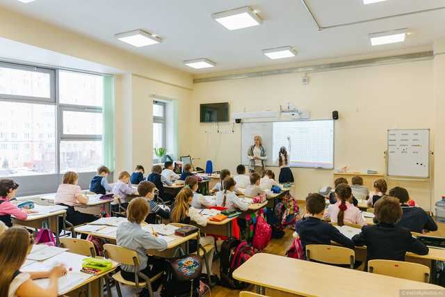 Скандал в одній із шкіл Львова: дітям продали щоденники разом зі страховим полісом