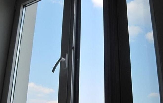 У Дніпрі із вікна школи випав першокласник: дитина перебуває у реанімації У Дніпрі із вікна школи випав першокласник: дитина перебуває у реанімації