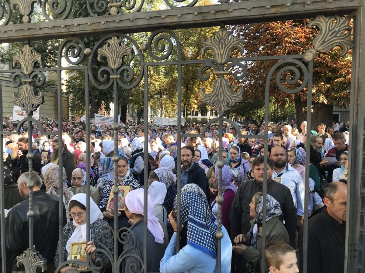 Верующие под Верховным судом Украины протестуют против ID-паспортов: известно почему Верующие под Верховным судом Украины протестуют против ID-паспортов: известно почему
