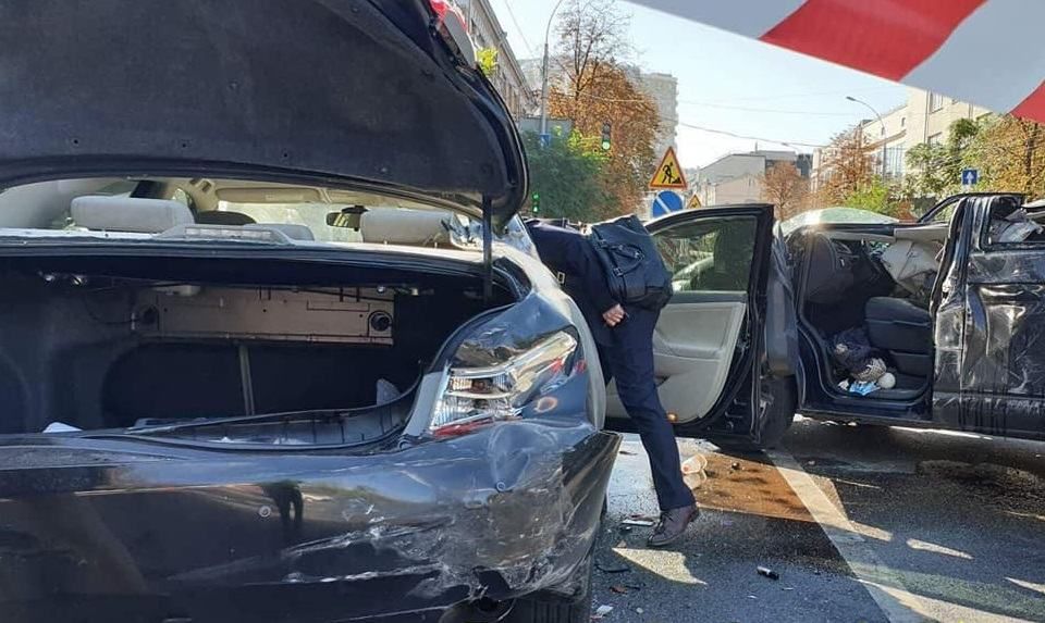 ДТП із 5 автівками: у Києві від потужного зіткнення іномарка перекинулась на дах