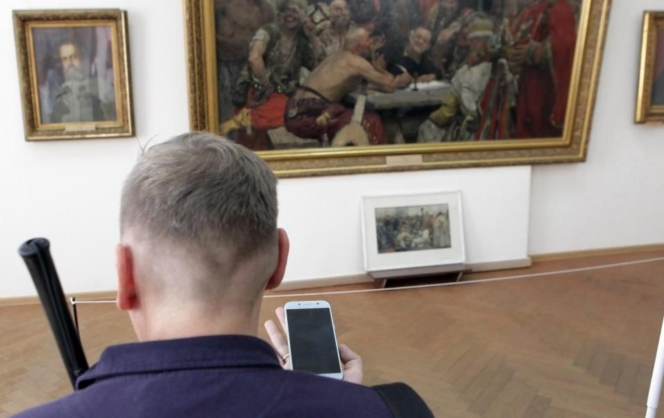 Аудиогиды для незрячих: в Харькове картины сделали "видимыми" на слух Аудиогиды для незрячих: в Харькове картины сделали "видимыми" на слух