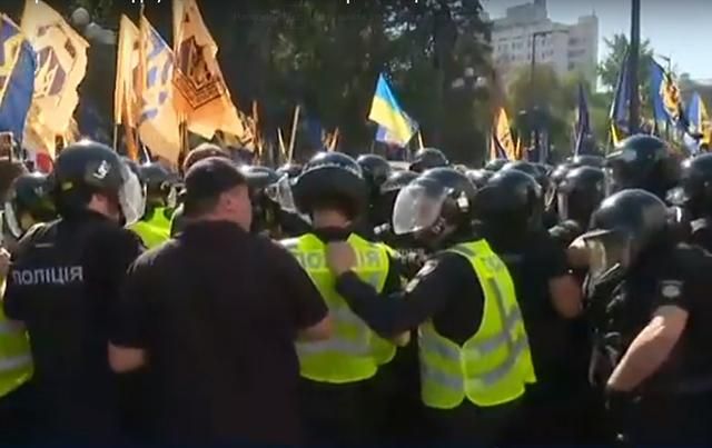 Біля Верховної Ради спалахнули сутички: є поранені Біля Верховної Ради спалахнули сутички: є поранені