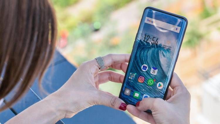 Чим здивує дисплей нового флагманського смартфона Samsung Galaxy S10