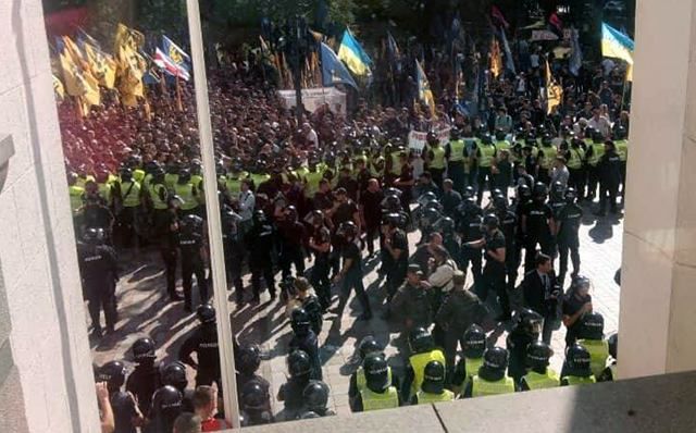 У сутичках під Верховною Радою постраждали 4 людей У сутичках під Верховною Радою постраждали 4 людей