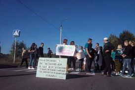 У Черкасах люди перекрили вулицю: вимагають ремонту доріг