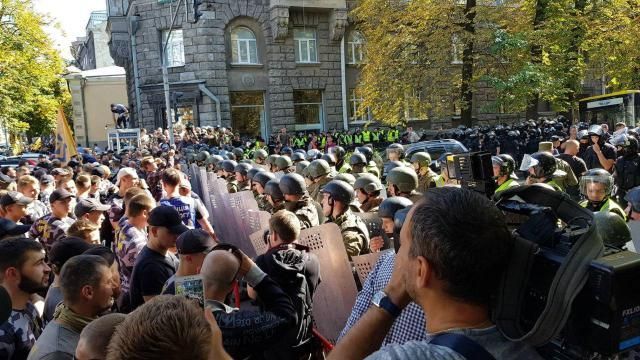 Активісти мітингують під Адміністрацією Президента: відео та фото з місця події