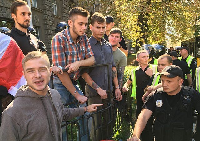 Біля Адміністрації президента активісти прикували себе наручниками до огорожі: відео Біля Адміністрації президента активісти прикували себе наручниками до огорожі: відео