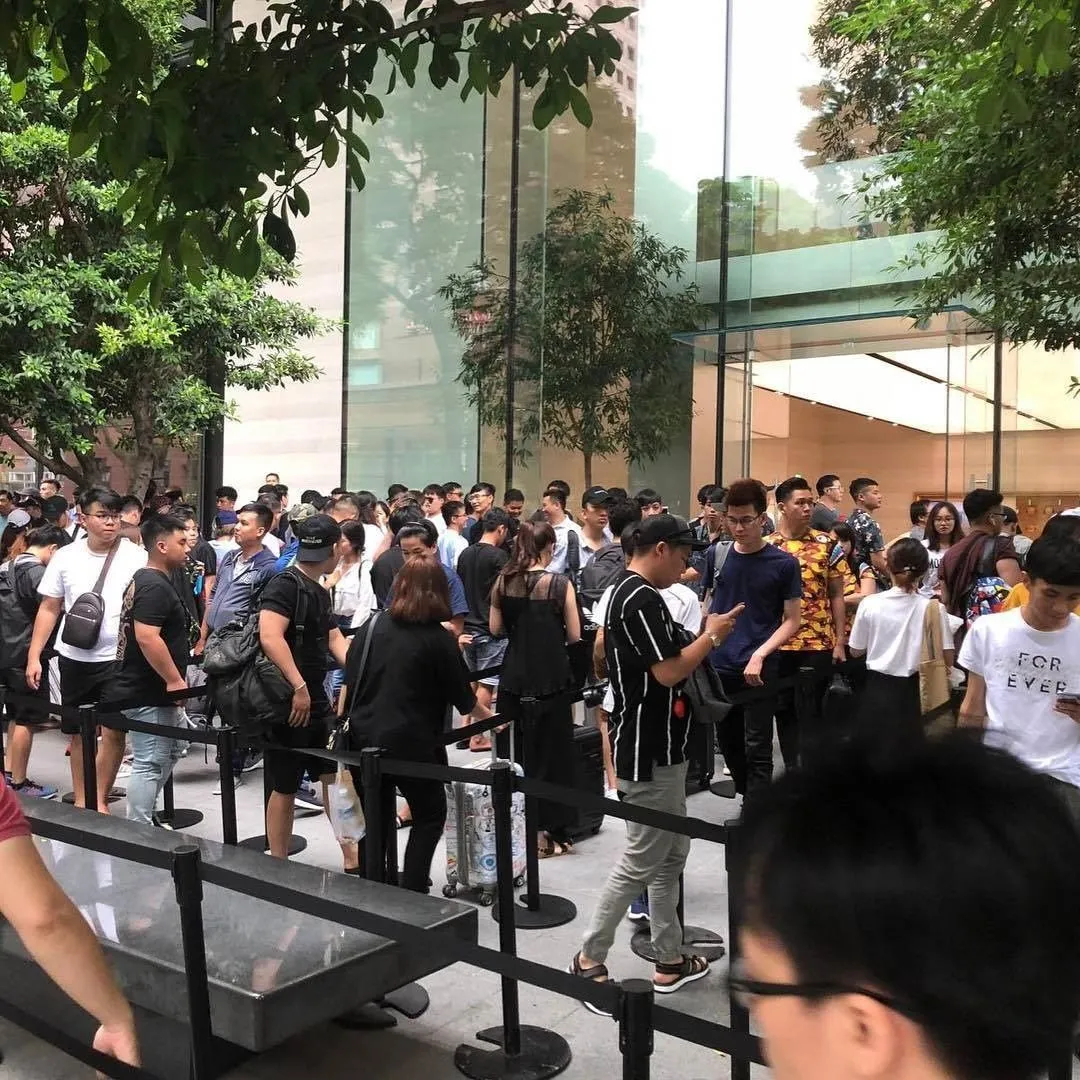 Китайці влаштували черги за новими iPhone Китайці влаштували черги за новими iPhone