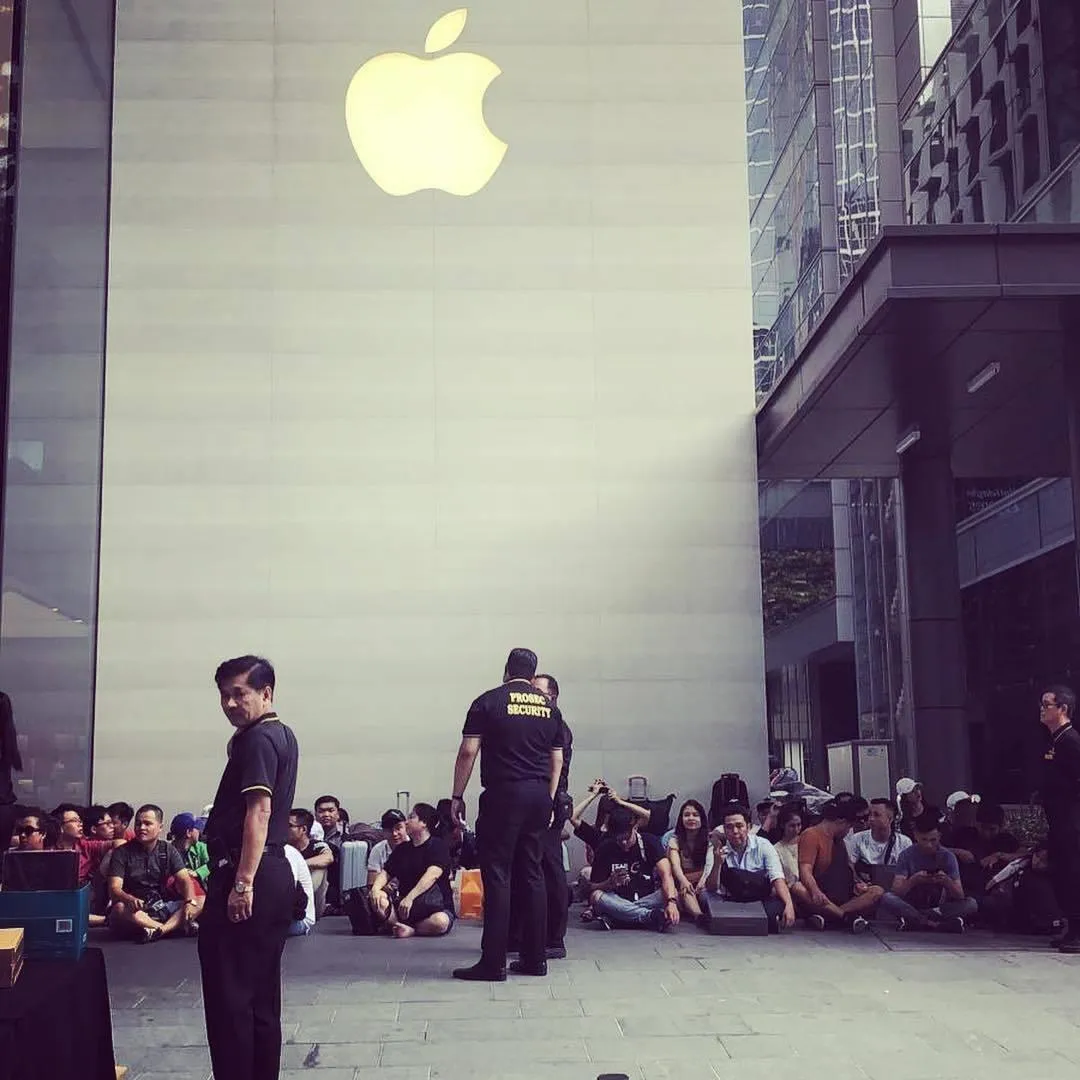 Фанати влаштували черги під Apple store