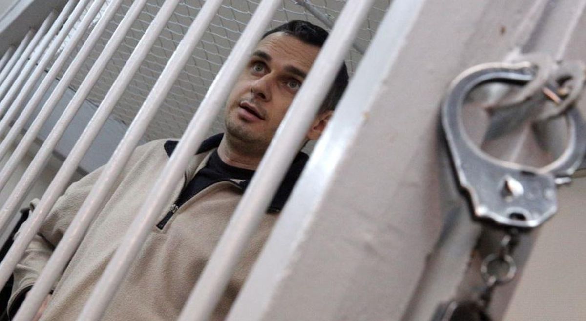 "Не злитесь на меня, если я слишком резок": Сенцов написал новое письмо из-за решетки "Не злитесь на меня, если я слишком резок": Сенцов написал новое письмо из-за решетки