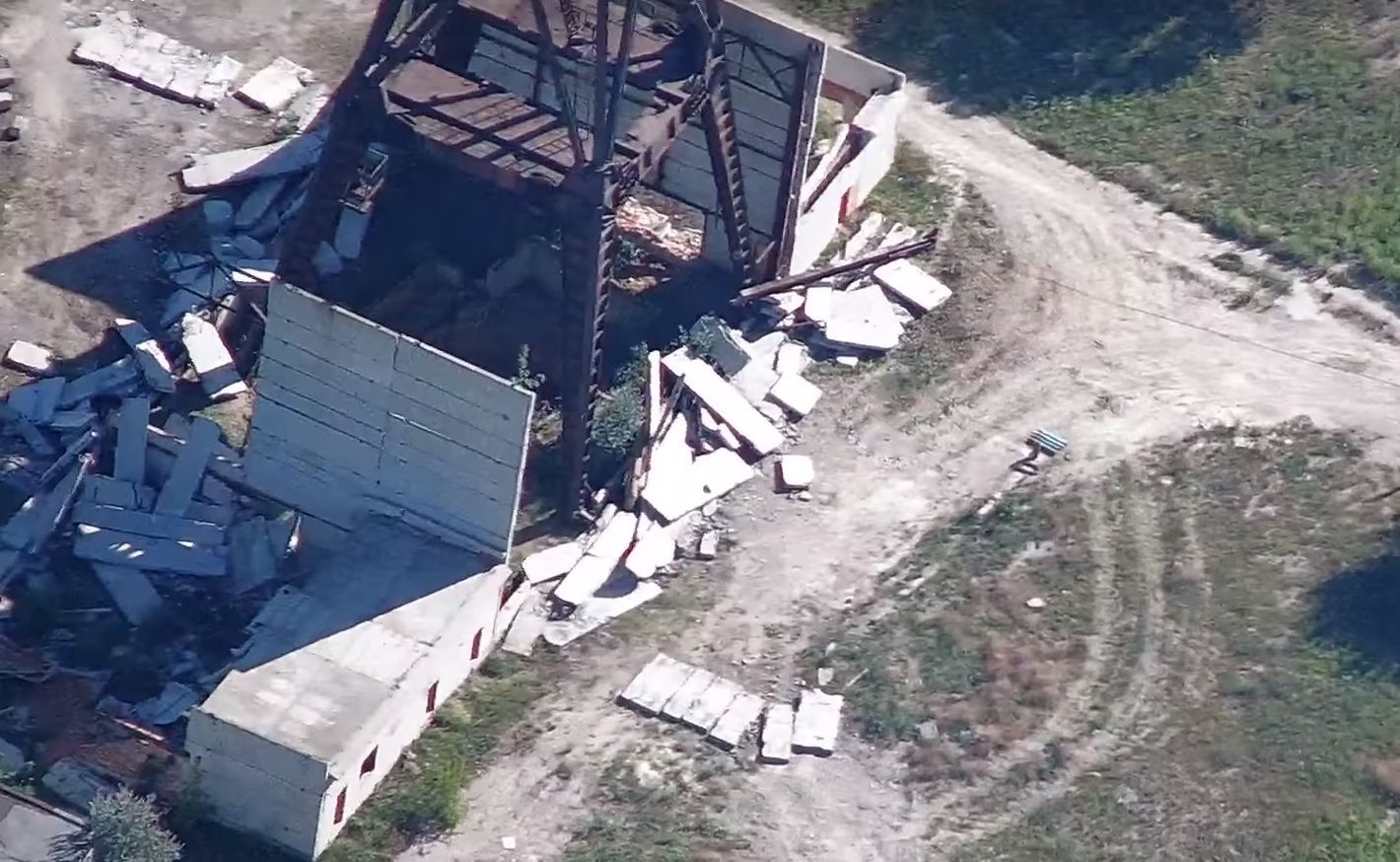 Боевики разворовывают на металлолом известную шахту Абакумова: возмутительное видео Боевики разворовывают на металлолом известную шахту Абакумова: возмутительное видео