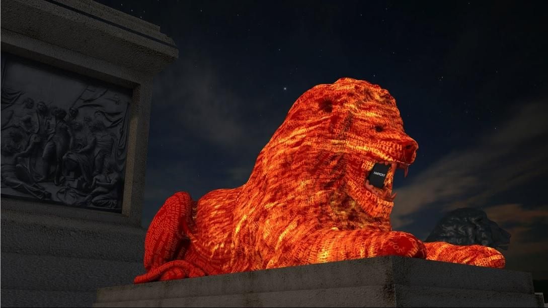 В центре Лондона появился красный лев, который сочиняет и читает стихи