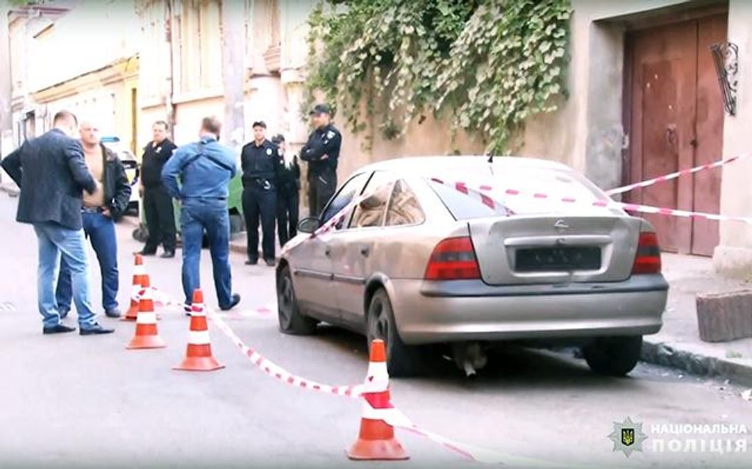 В Одесі спіймали грабіжників, які зі зброєю напали на інкасаторів: відео В Одесі спіймали грабіжників, які зі зброєю напали на інкасаторів: відео