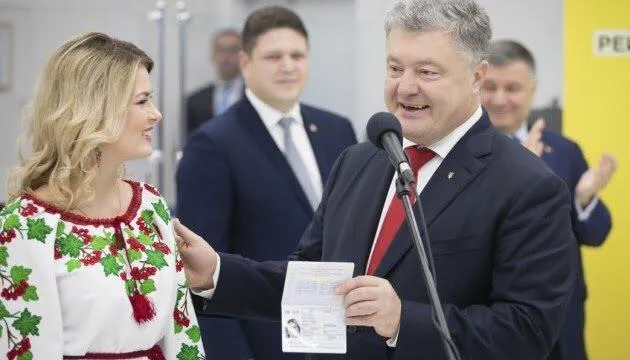 Порошенко вручив 10-мільйонний біометричний паспорт