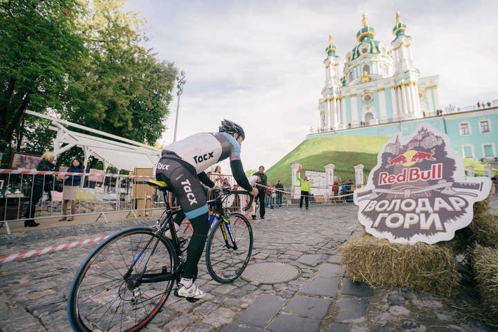 В Киеве на Андреевском спуске проходят соревнования велолюбителей