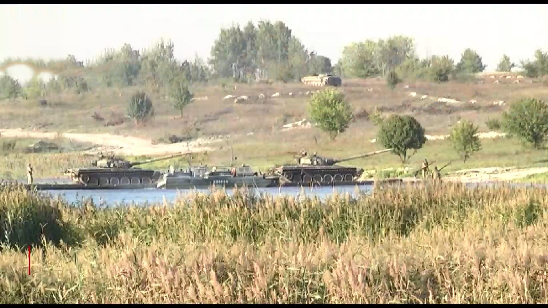 В Україні відбуваються масштабні військові навчання: видовищне відео В Україні відбуваються масштабні військові навчання: видовищне відео