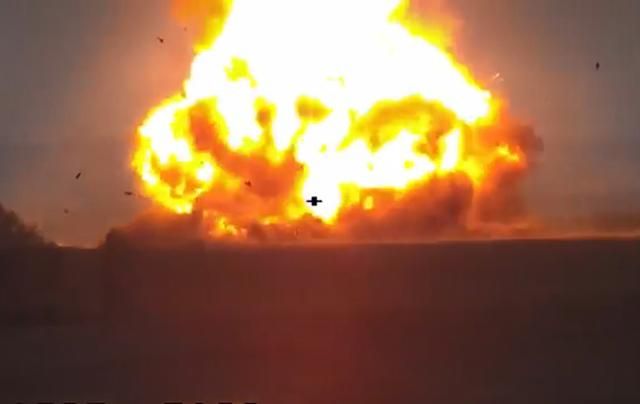 Українські військові влучним ударом знищили техніку бойовиків на Донбасі: момент зняли на відео Українські військові влучним ударом знищили техніку бойовиків на Донбасі: момент зняли на відео