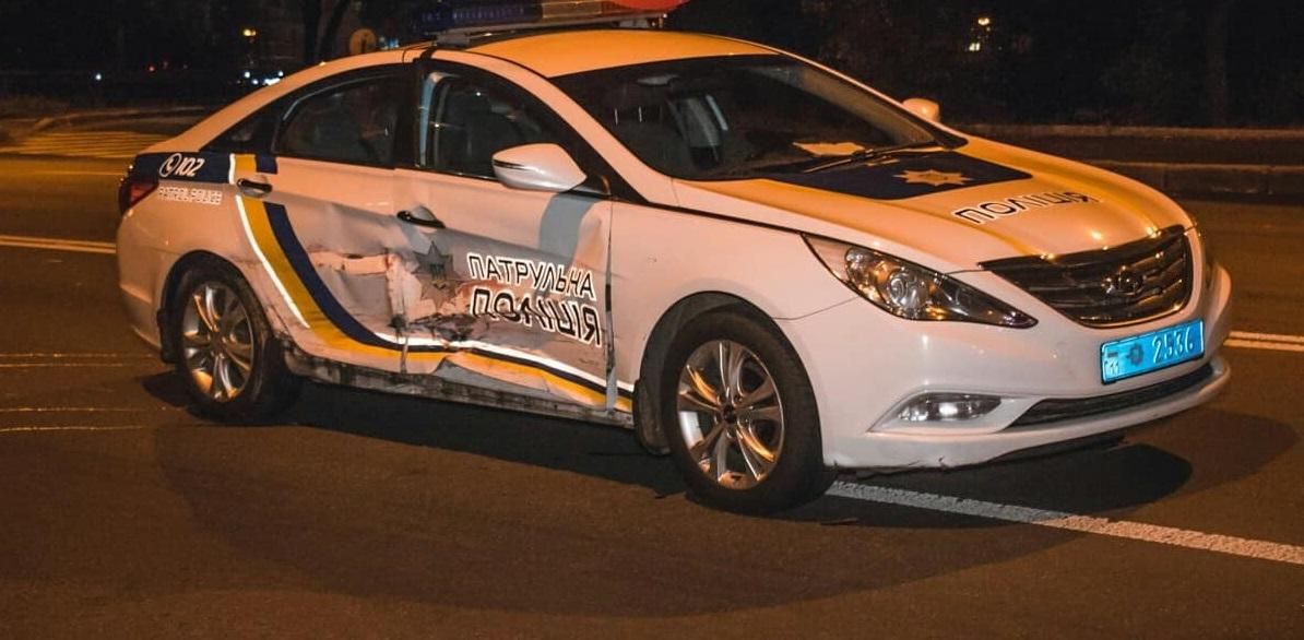 Водій відволікся на телефон: у Києві "Opel" протаранив патрульну машину та зайнявся