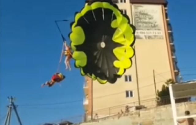 У Росії парашутисти впали на електропроводи: шокуюче відео
