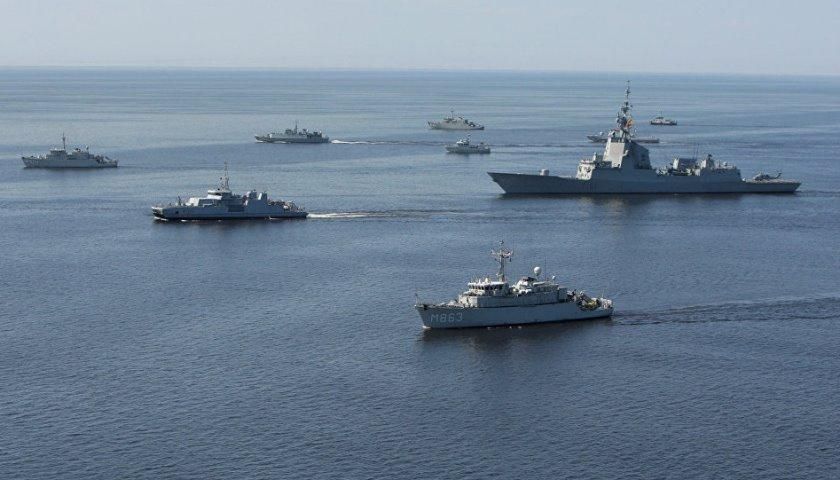 Українські військові кораблі йдуть в Азовське море через Керченську протоку: фото