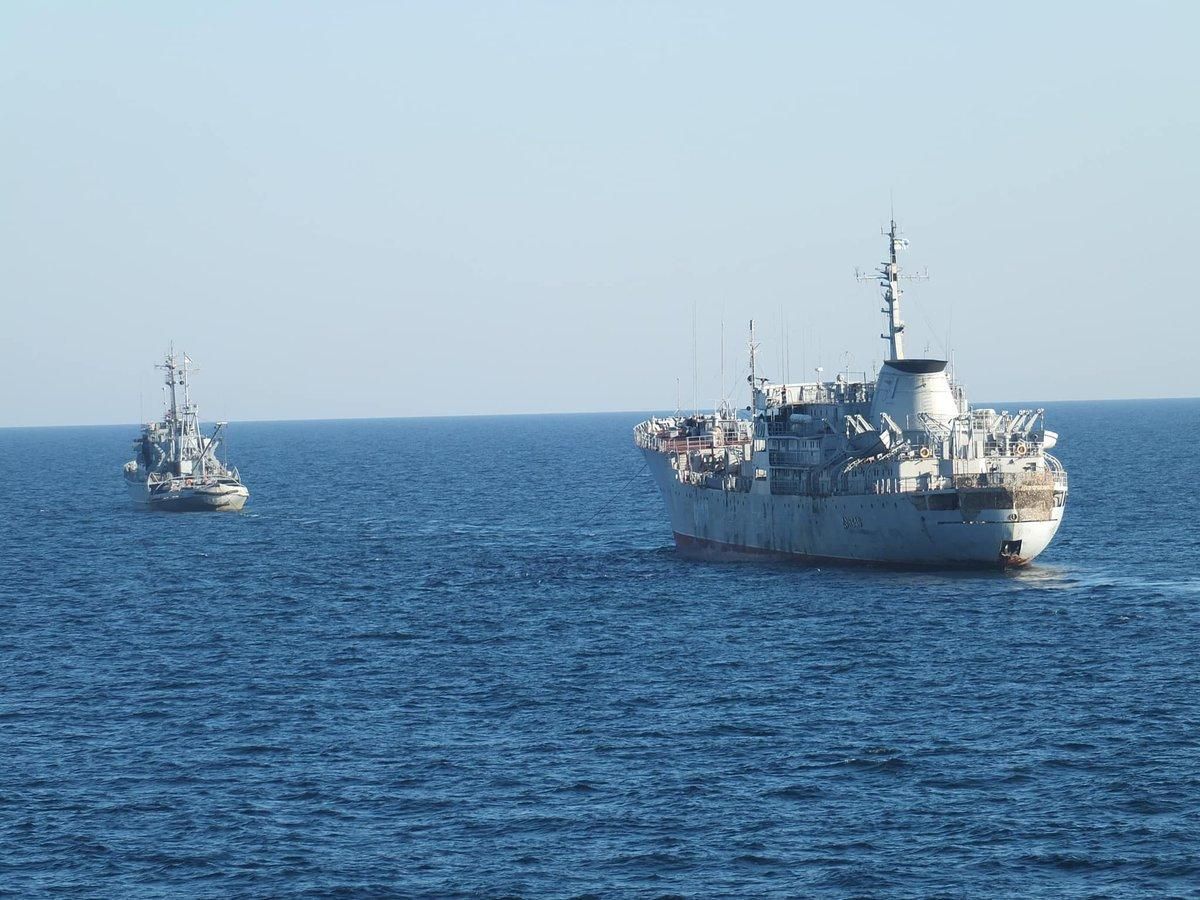 Украинские военные корабли идут в Азовское море через Керченский пролив: фото