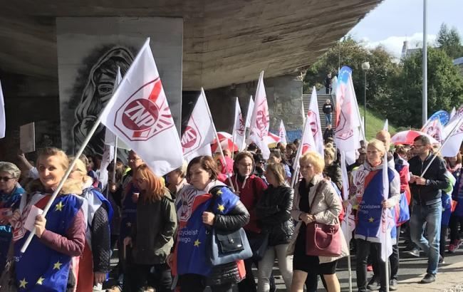 В Польше люди массово вышли на улицу, требуя поднять зарплату