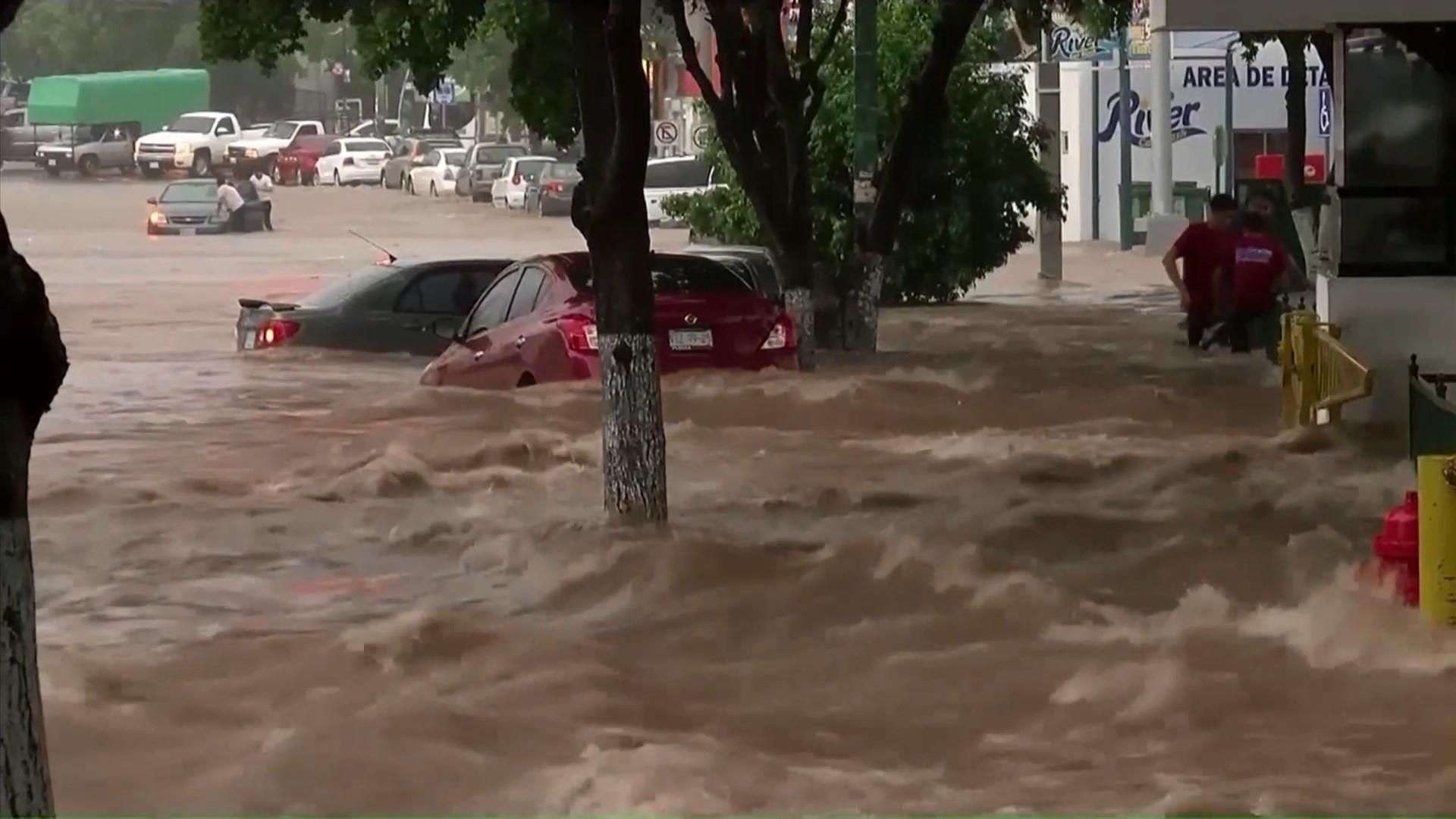 В результате паводка в Мексике погибли три человека: видео стихийного бедствия