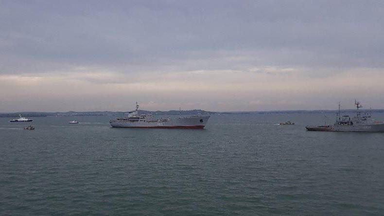 Військові кораблі ВМС ЗС України "Донбас" та "Корець" причалили до Азовського берега