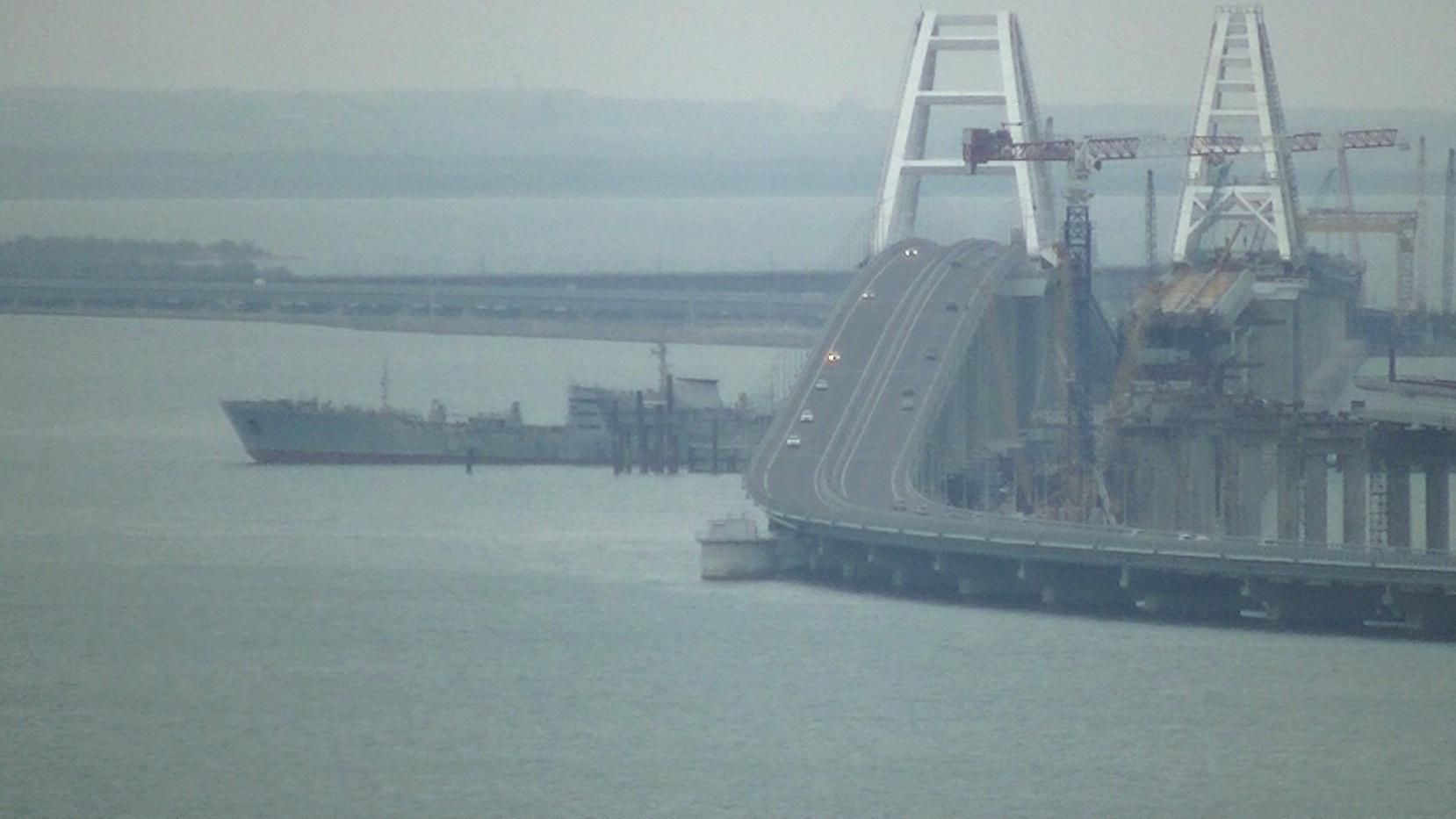 Появилось видео, как корабли ВМС Украины проходят под Крымским мостом